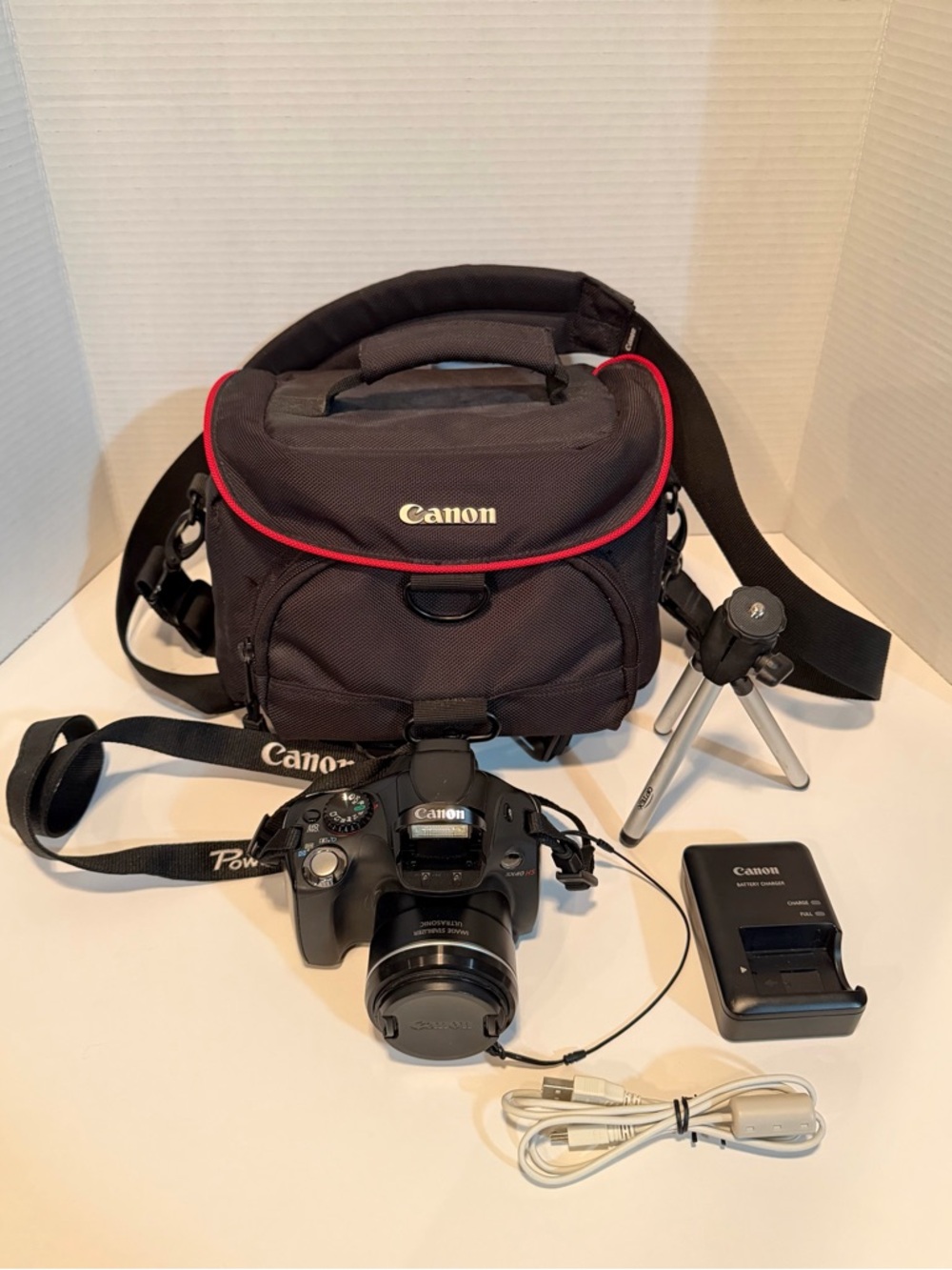 Canon Powershot SX40 HS 12.1MP 35x Zoom Camera Bundle + Bag Charger Tripod